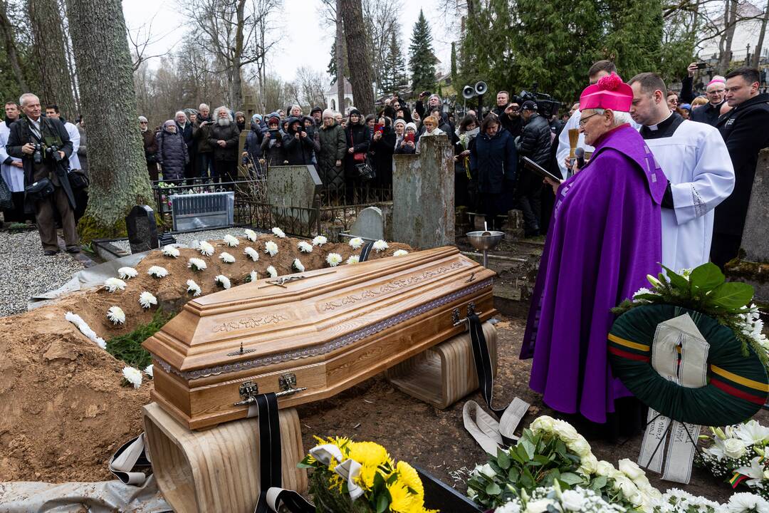 Disidentės, vienuolės N. Sadūnaitės laidotuvės