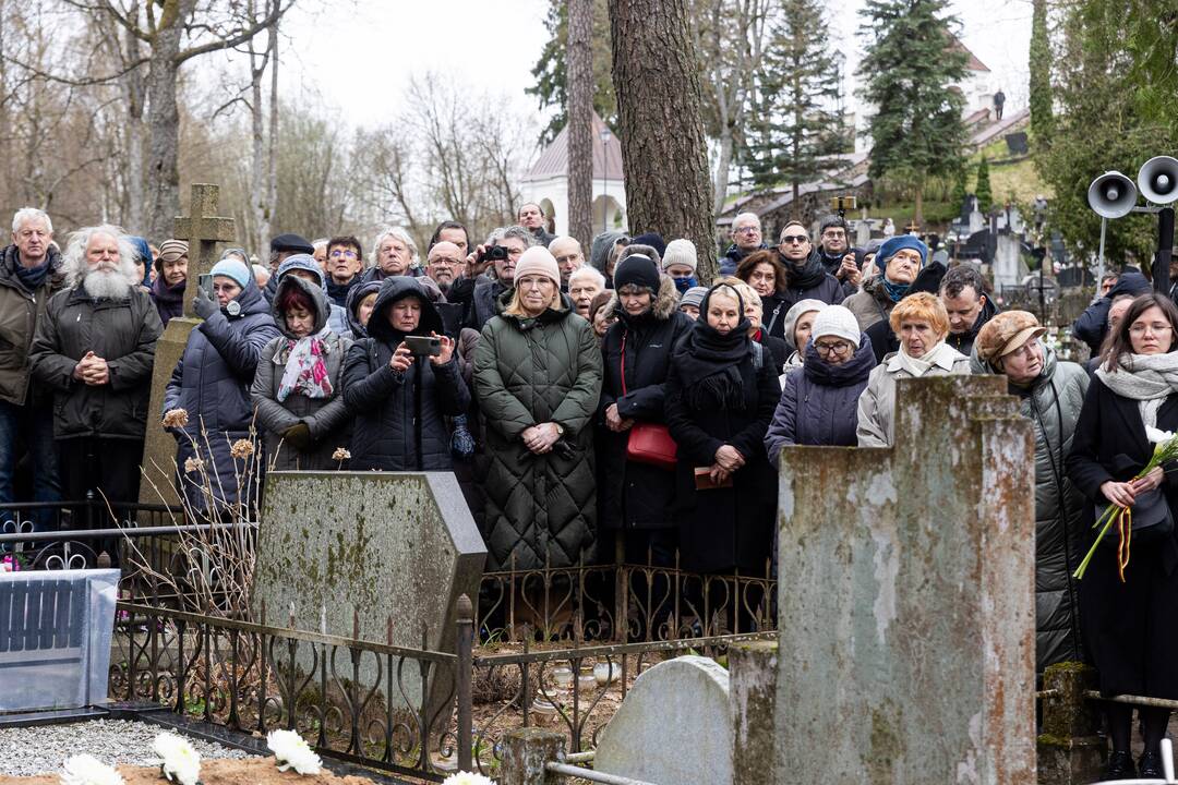 Disidentės, vienuolės N. Sadūnaitės laidotuvės