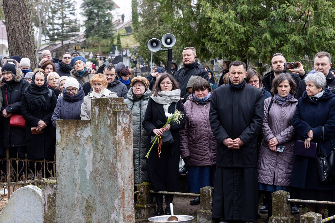 Disidentės, vienuolės N. Sadūnaitės laidotuvės