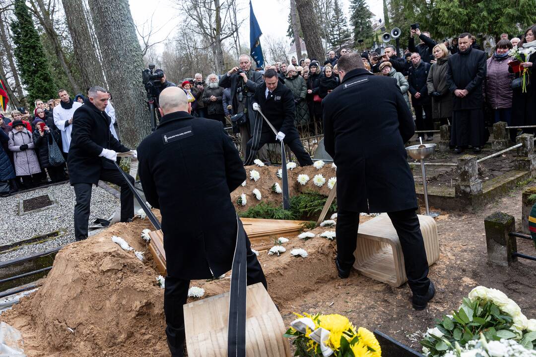 Disidentės, vienuolės N. Sadūnaitės laidotuvės