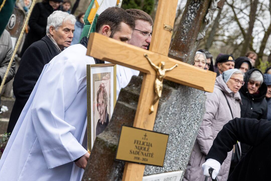 Disidentės, vienuolės N. Sadūnaitės laidotuvės