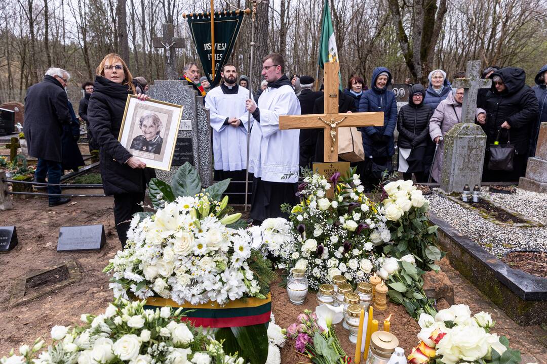 Disidentės, vienuolės N. Sadūnaitės laidotuvės