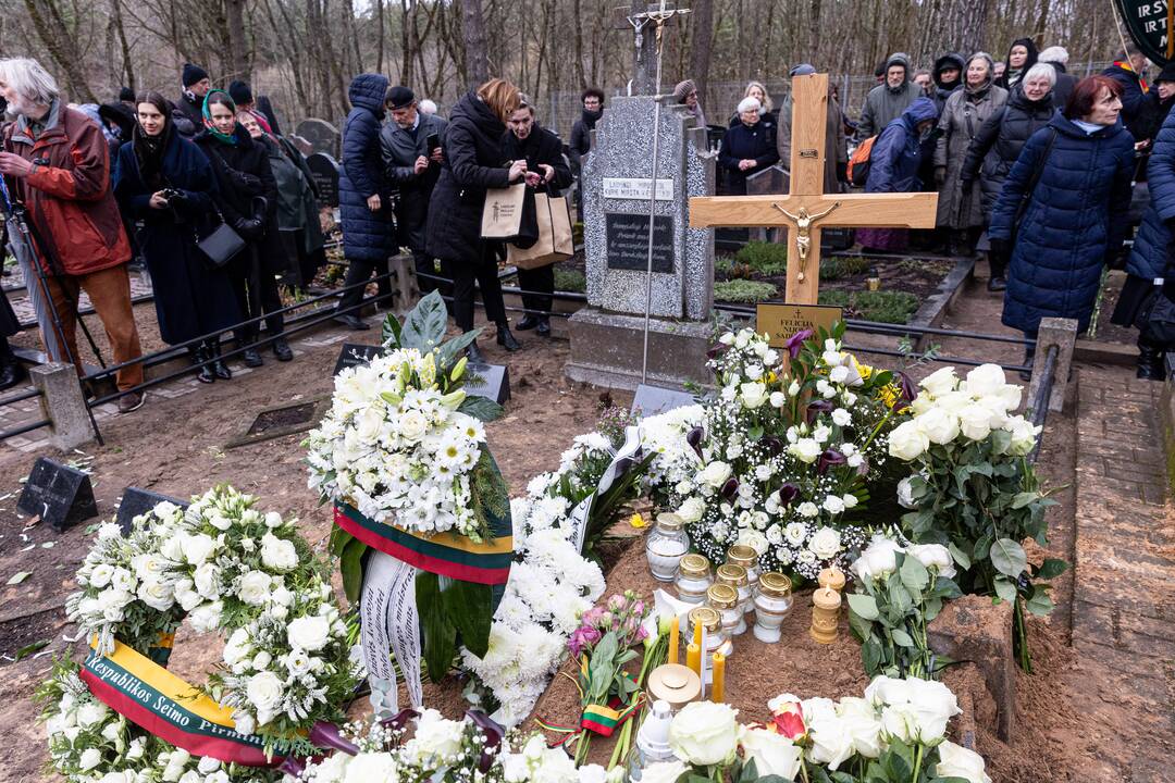 Disidentės, vienuolės N. Sadūnaitės laidotuvės