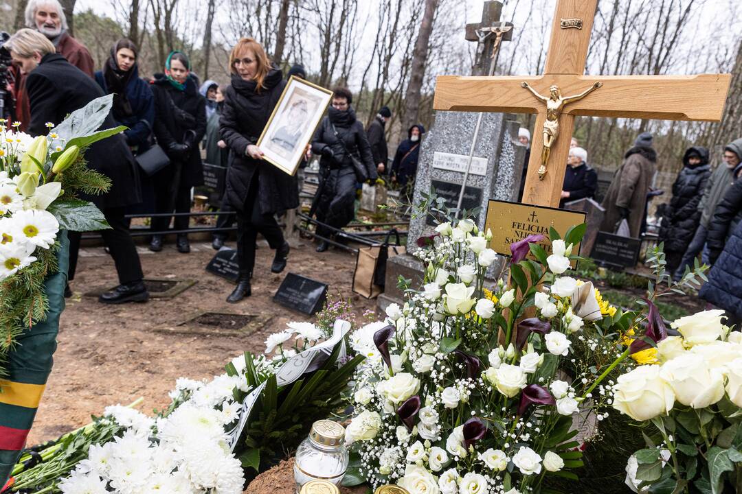 Disidentės, vienuolės N. Sadūnaitės laidotuvės