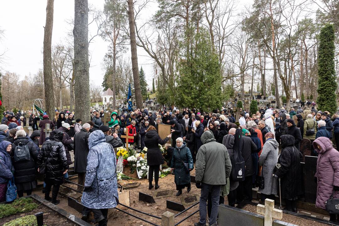 Disidentės, vienuolės N. Sadūnaitės laidotuvės