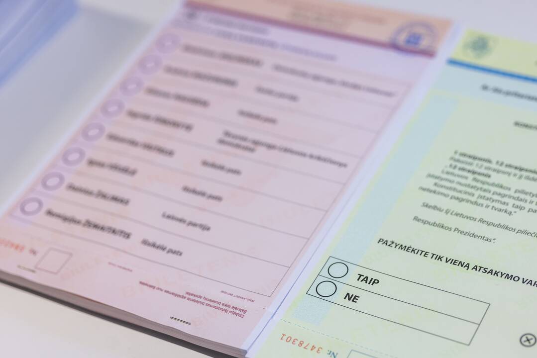 Prasidėjo balsavimas iš anksto renkant prezidentą, pilietybės referendume