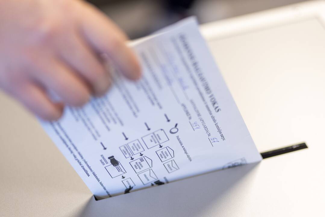 Prasidėjo balsavimas iš anksto renkant prezidentą, pilietybės referendume