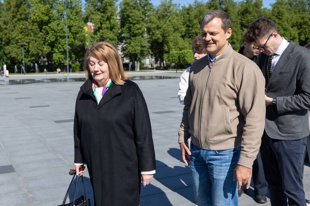 Tęsiamas balsavimas iš anksto renkant prezidentą, pilietybės referendume