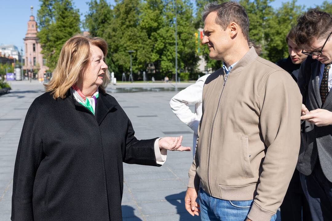 Tęsiamas balsavimas iš anksto renkant prezidentą, pilietybės referendume