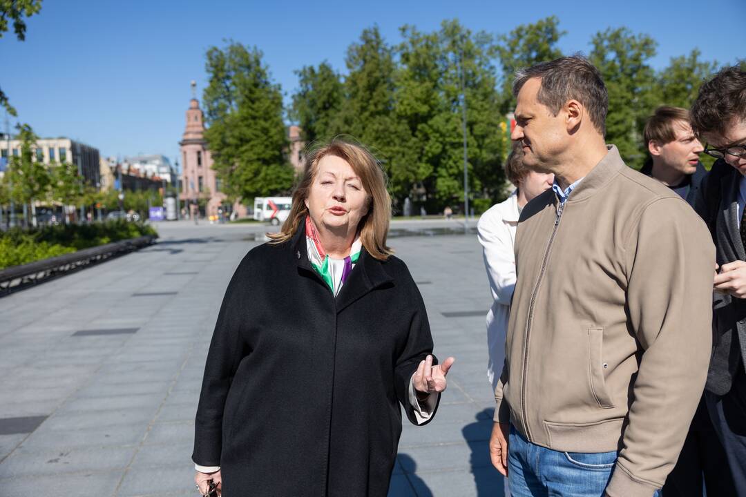 Tęsiamas balsavimas iš anksto renkant prezidentą, pilietybės referendume