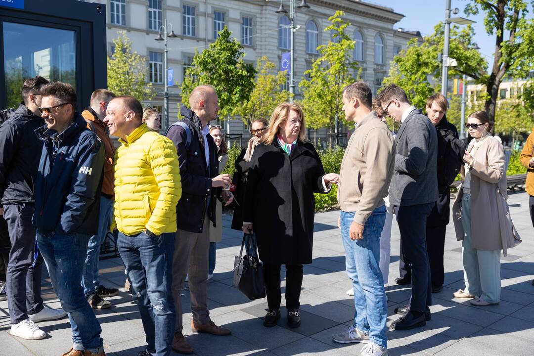 Tęsiamas balsavimas iš anksto renkant prezidentą, pilietybės referendume