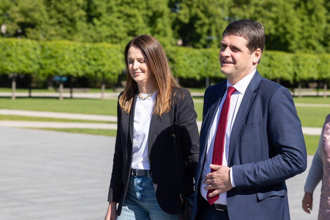 Tęsiamas balsavimas iš anksto renkant prezidentą, pilietybės referendume