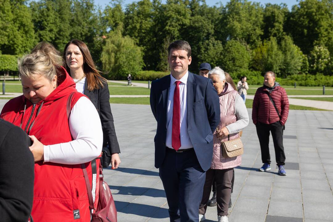 Tęsiamas balsavimas iš anksto renkant prezidentą, pilietybės referendume