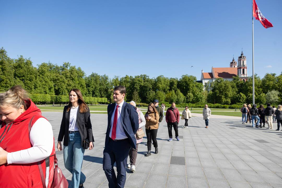 Tęsiamas balsavimas iš anksto renkant prezidentą, pilietybės referendume