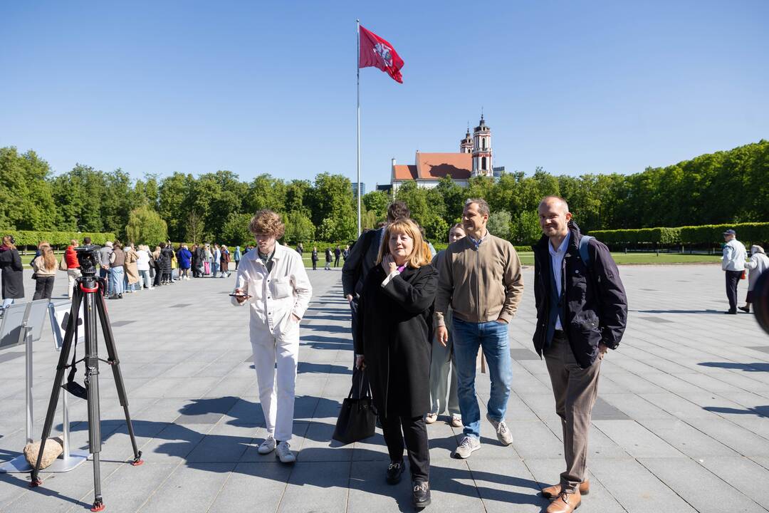 Tęsiamas balsavimas iš anksto renkant prezidentą, pilietybės referendume