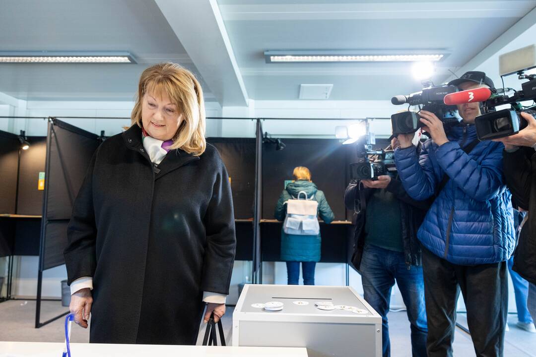 Tęsiamas balsavimas iš anksto renkant prezidentą, pilietybės referendume