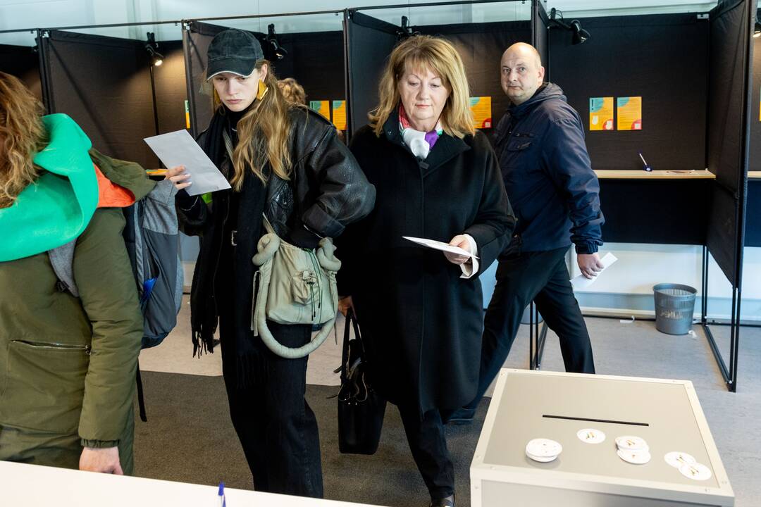 Tęsiamas balsavimas iš anksto renkant prezidentą, pilietybės referendume