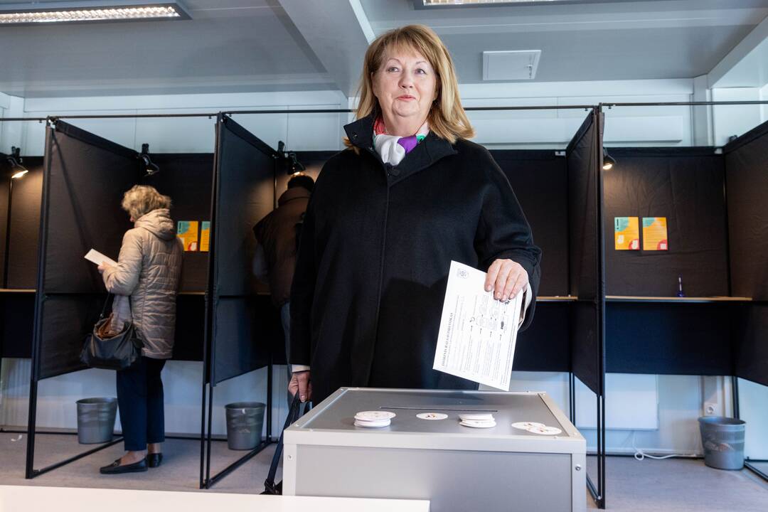 Tęsiamas balsavimas iš anksto renkant prezidentą, pilietybės referendume