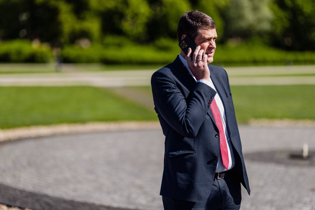 Tęsiamas balsavimas iš anksto renkant prezidentą, pilietybės referendume