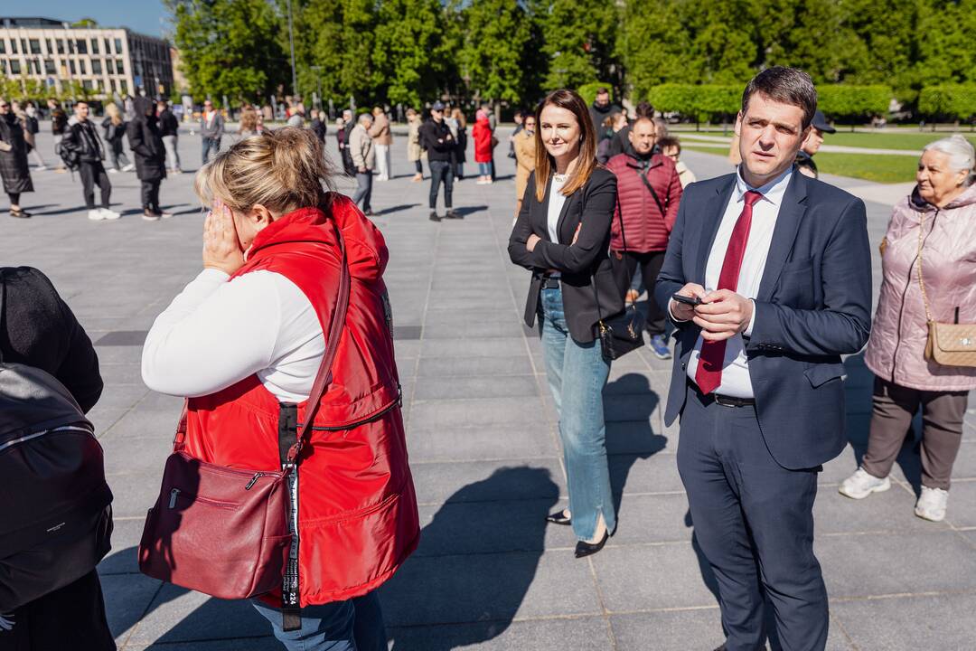 Tęsiamas balsavimas iš anksto renkant prezidentą, pilietybės referendume