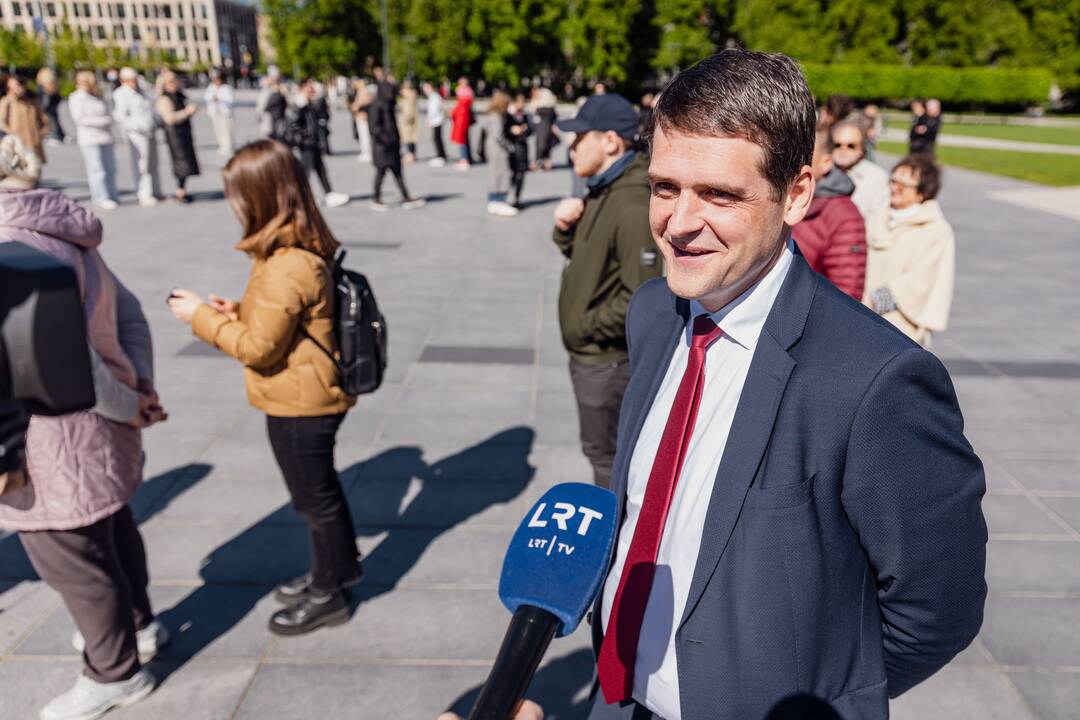 Tęsiamas balsavimas iš anksto renkant prezidentą, pilietybės referendume