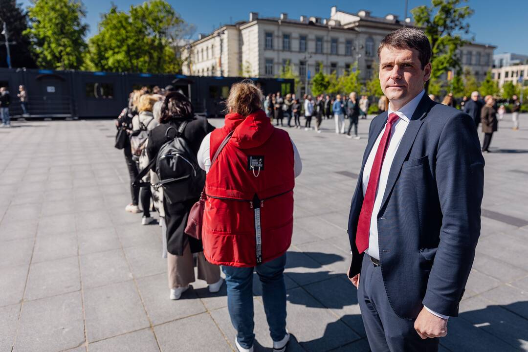 Tęsiamas balsavimas iš anksto renkant prezidentą, pilietybės referendume