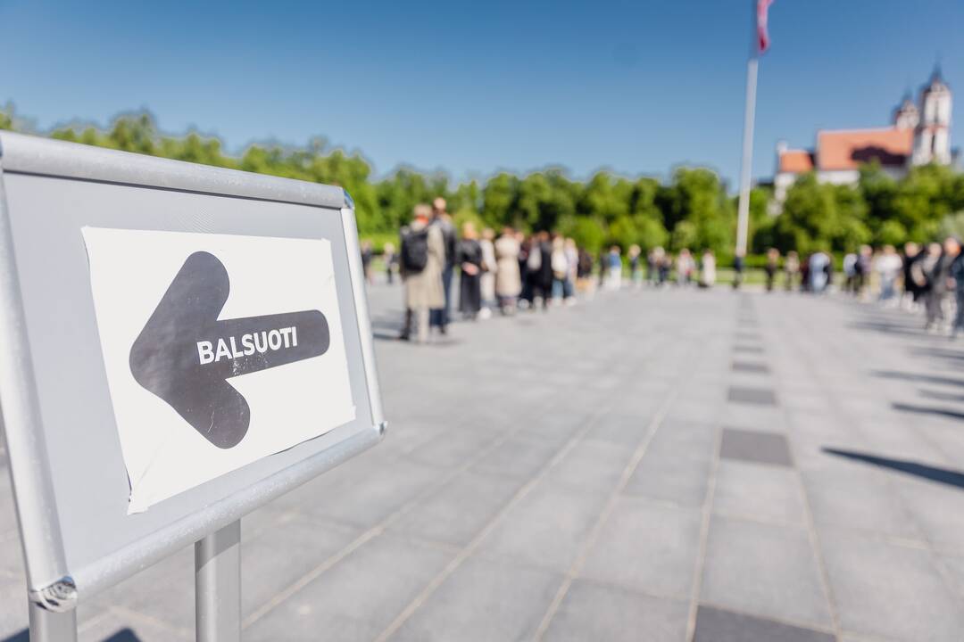 Tęsiamas balsavimas iš anksto renkant prezidentą, pilietybės referendume
