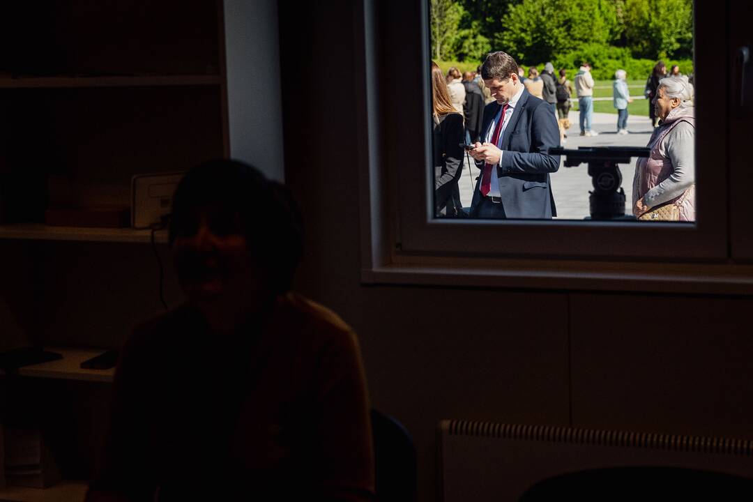Tęsiamas balsavimas iš anksto renkant prezidentą, pilietybės referendume
