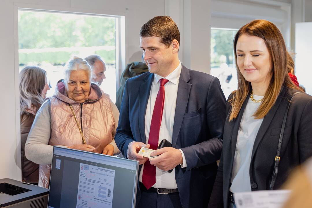Tęsiamas balsavimas iš anksto renkant prezidentą, pilietybės referendume