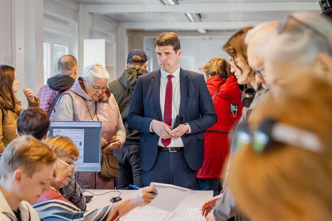Tęsiamas balsavimas iš anksto renkant prezidentą, pilietybės referendume