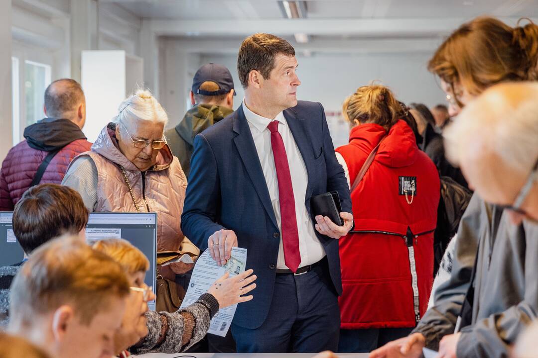Tęsiamas balsavimas iš anksto renkant prezidentą, pilietybės referendume