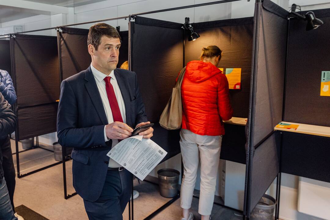 Tęsiamas balsavimas iš anksto renkant prezidentą, pilietybės referendume