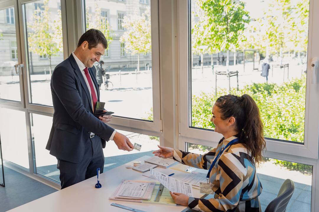 Tęsiamas balsavimas iš anksto renkant prezidentą, pilietybės referendume