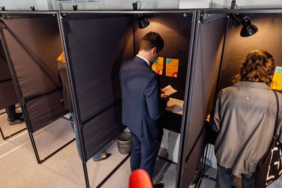 Tęsiamas balsavimas iš anksto renkant prezidentą, pilietybės referendume
