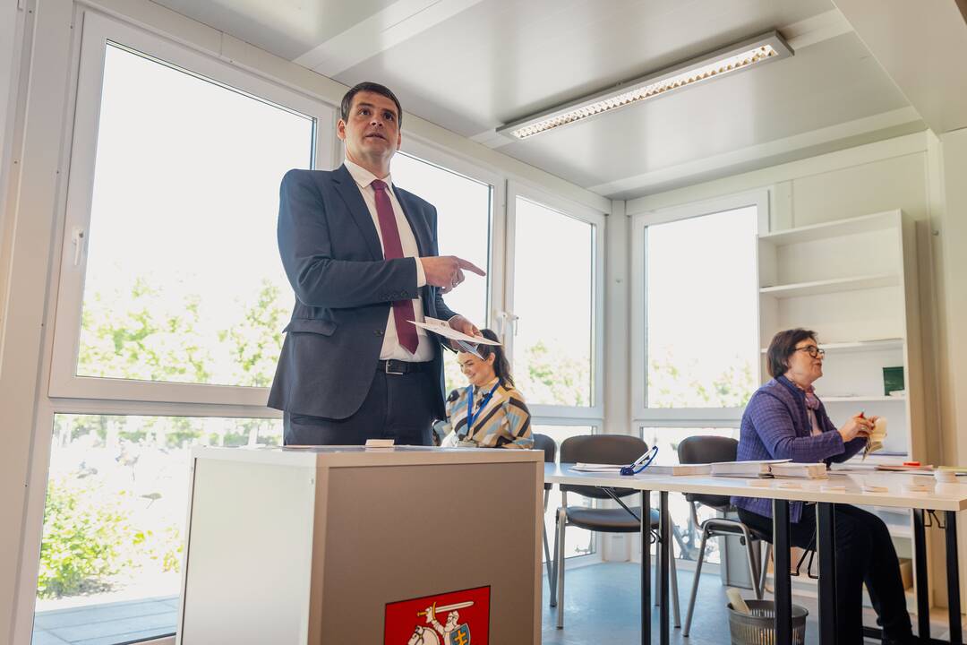 Tęsiamas balsavimas iš anksto renkant prezidentą, pilietybės referendume