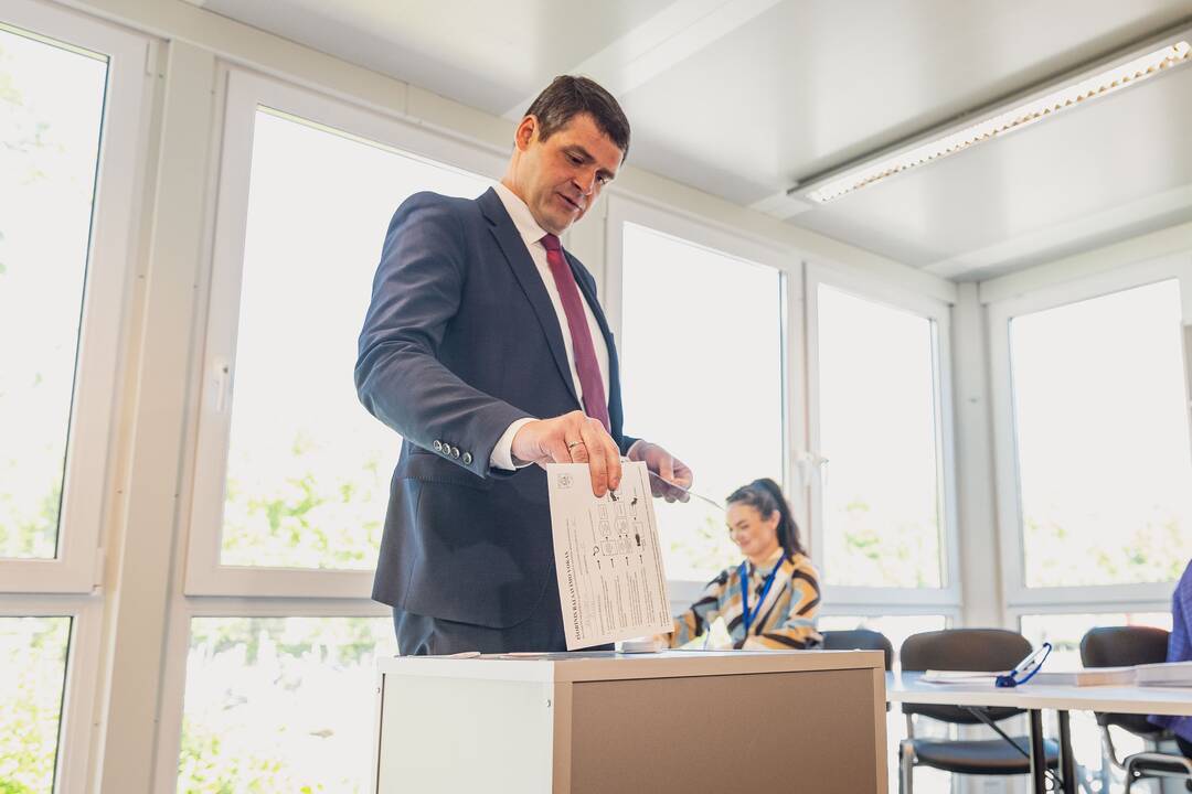 Tęsiamas balsavimas iš anksto renkant prezidentą, pilietybės referendume