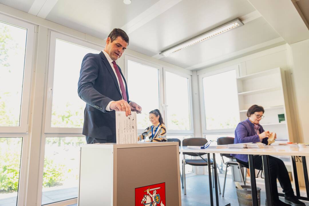 Tęsiamas balsavimas iš anksto renkant prezidentą, pilietybės referendume