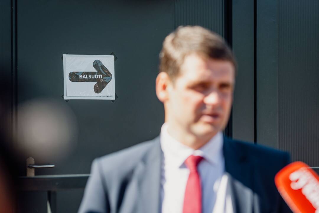 Tęsiamas balsavimas iš anksto renkant prezidentą, pilietybės referendume