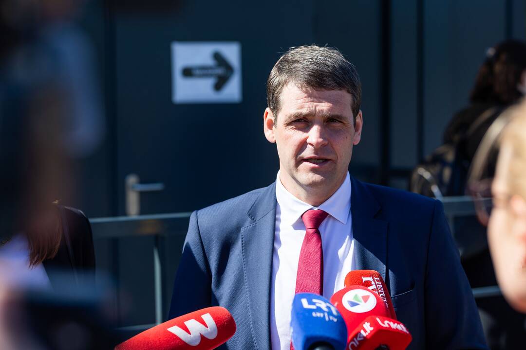 Tęsiamas balsavimas iš anksto renkant prezidentą, pilietybės referendume