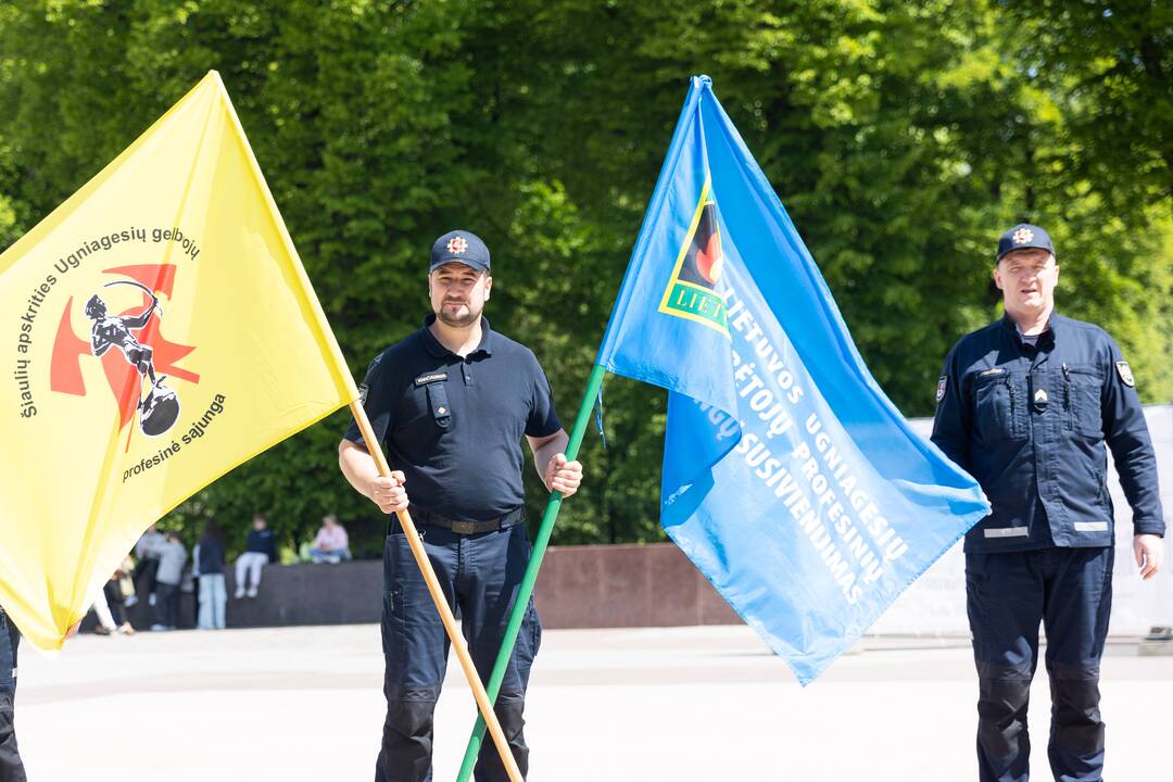 Ugniagesiai gelbėtojai piketuoja prie VRM