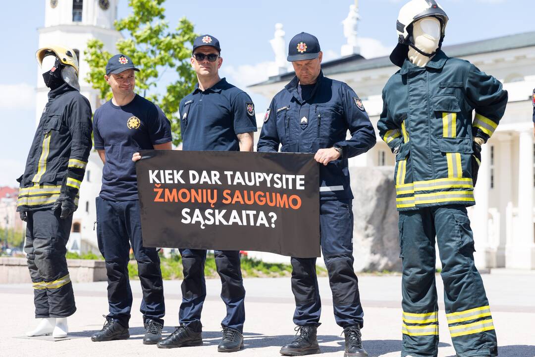 Ugniagesiai gelbėtojai piketuoja prie VRM