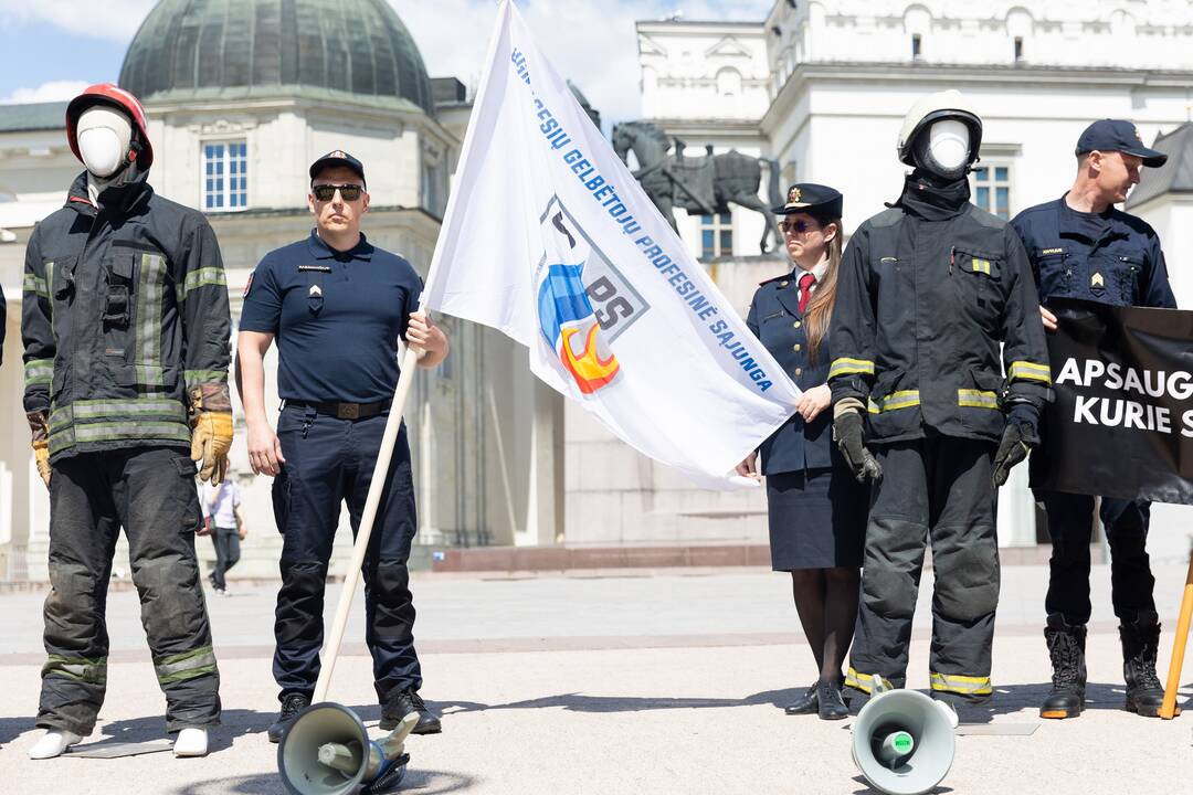 Ugniagesiai gelbėtojai piketuoja prie VRM