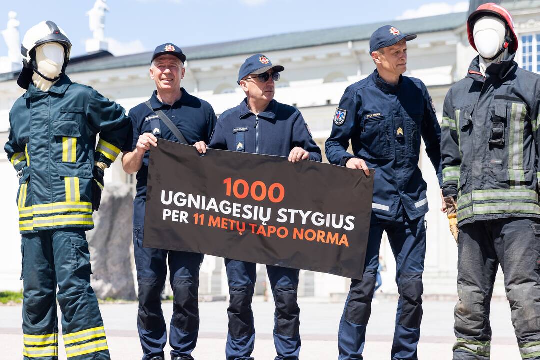 Ugniagesiai gelbėtojai piketuoja prie VRM