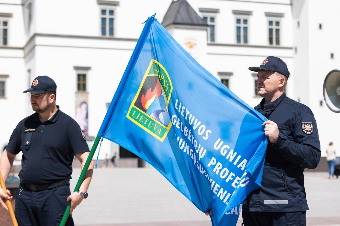 Ugniagesiai gelbėtojai piketuoja prie VRM