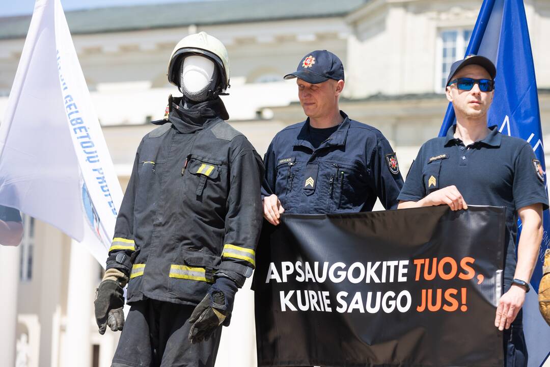 Ugniagesiai gelbėtojai piketuoja prie VRM