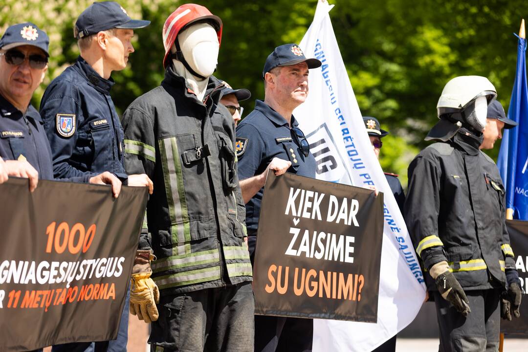 Ugniagesiai gelbėtojai piketuoja prie VRM