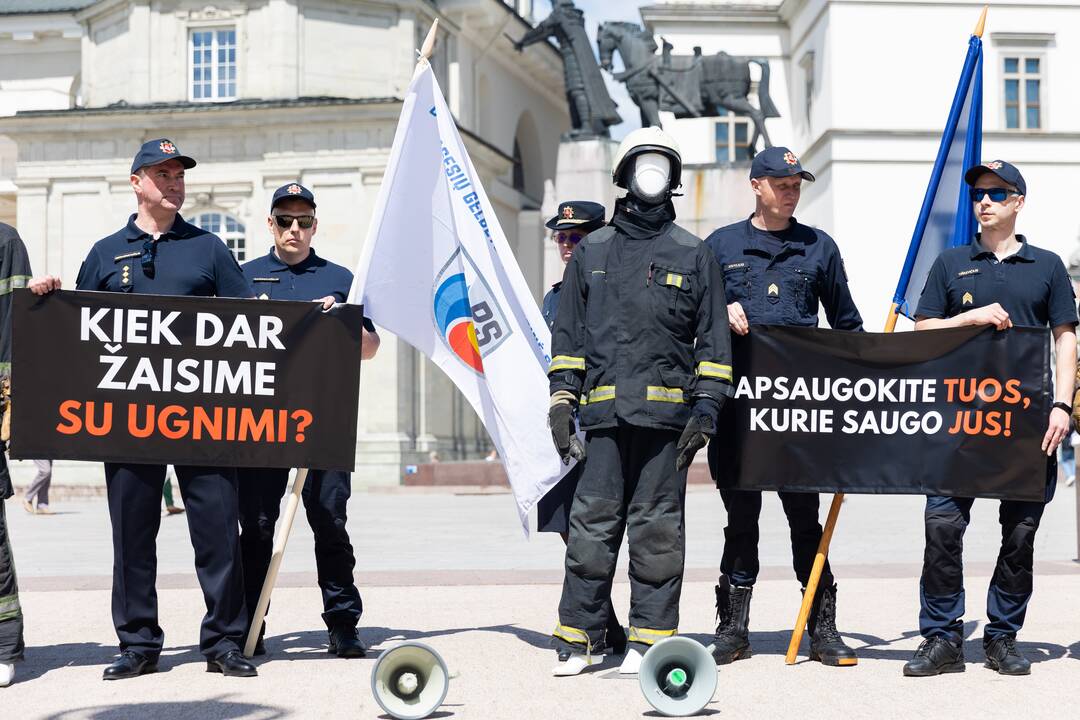 Ugniagesiai gelbėtojai piketuoja prie VRM