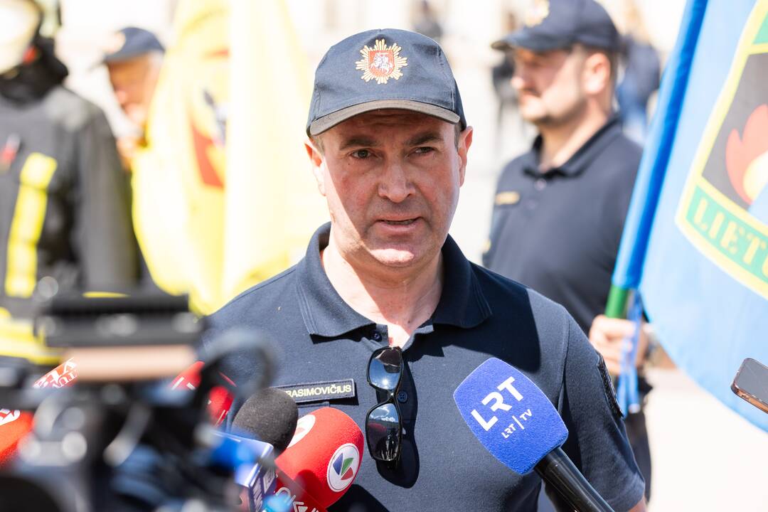 Ugniagesiai gelbėtojai piketuoja prie VRM