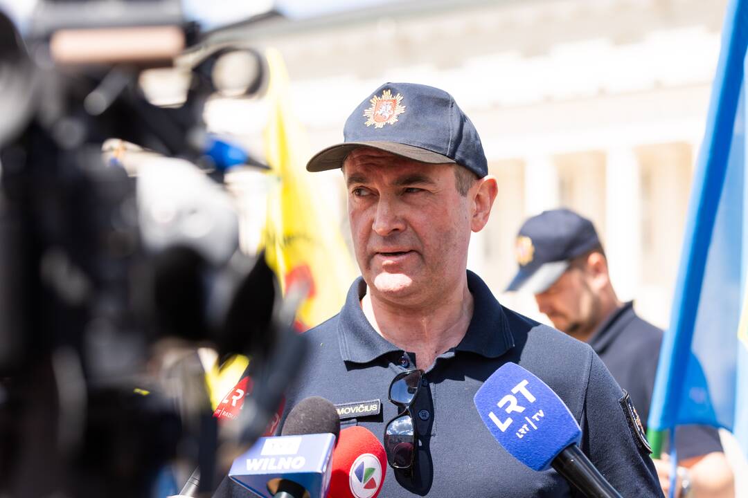 Ugniagesiai gelbėtojai piketuoja prie VRM