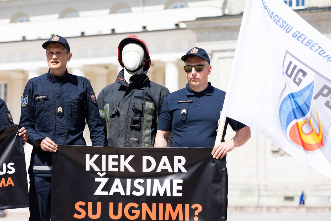 Ugniagesiai gelbėtojai piketuoja prie VRM